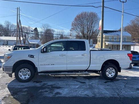 Used 2019 Nissan Titan SV image 4