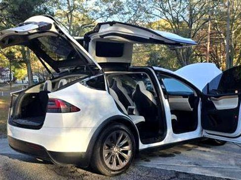 Used 2018 Tesla Model X 75D image 11