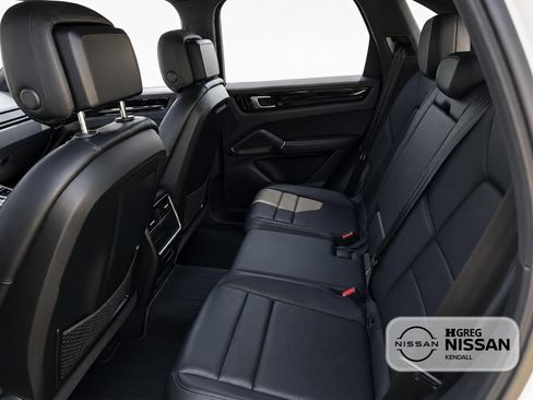 Used 2021 Porsche Cayenne AWD/4WD image 10