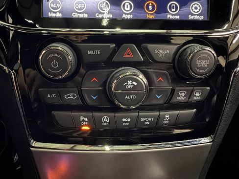 Used 2020 Jeep Grand Cherokee Limited w/ Luxury Group II image 28