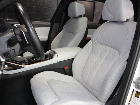 Used 2024 BMW X7 xDrive40i image 38