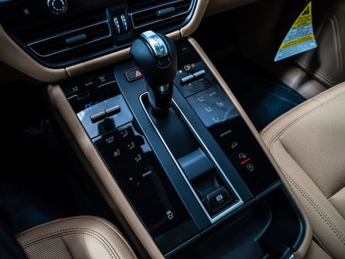 New 2026 Porsche Macan image 18