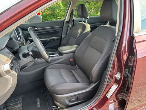 Used 2025 Nissan Altima 2.5 SV FWD image 36