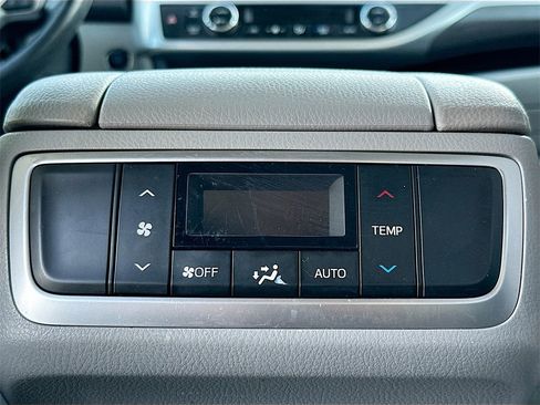 Used 2019 Toyota Highlander Limited image 27