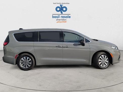 Used 2025 Chrysler Pacifica Select image 8