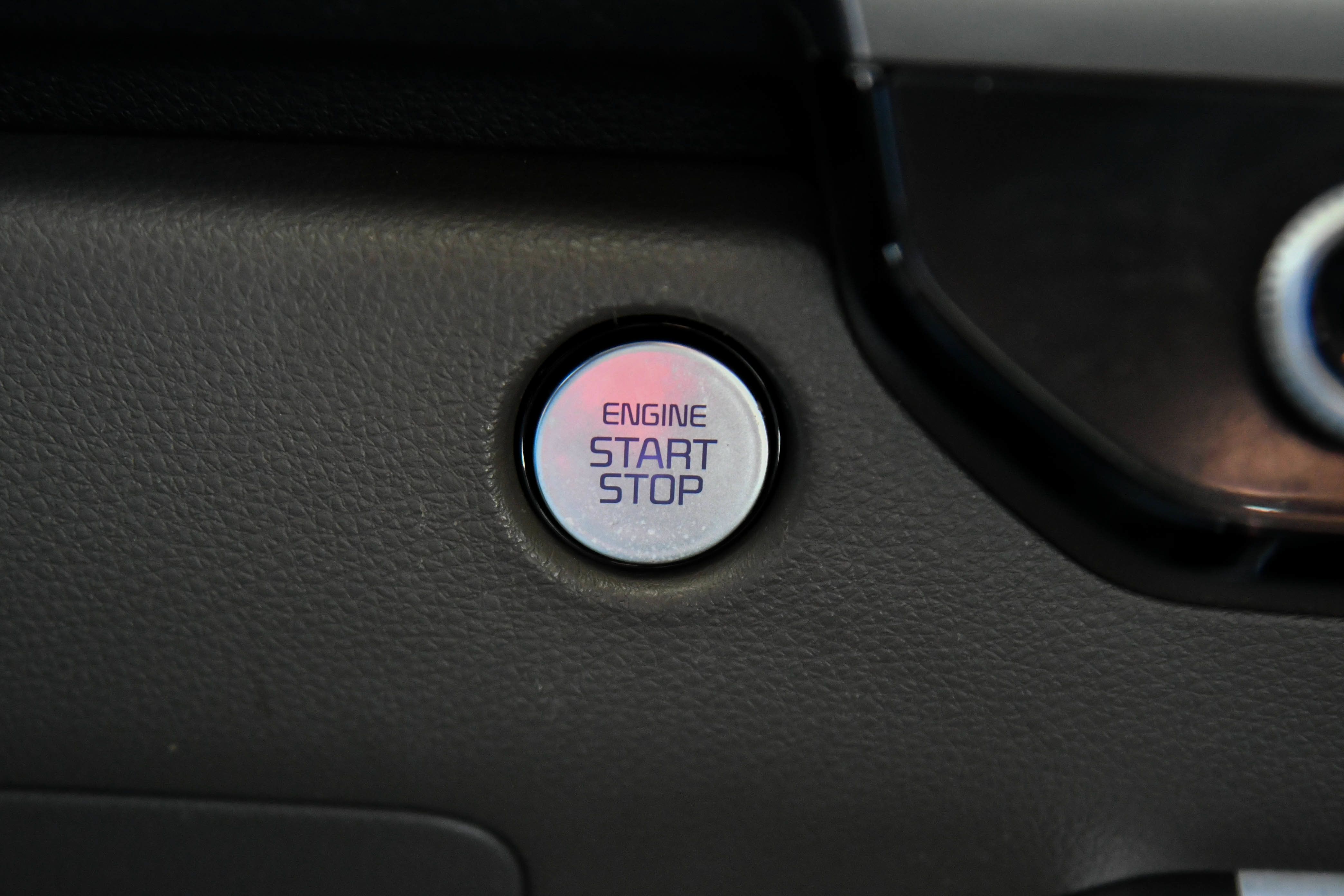 Used 2025 Kia Carnival FWD image 30