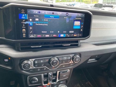Used 2025 Jeep Gladiator Sport AWD/4WD image 35