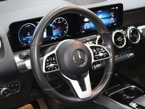 Used 2020 Mercedes-Benz GLB 250 4MATIC w/ Premium Package image 13