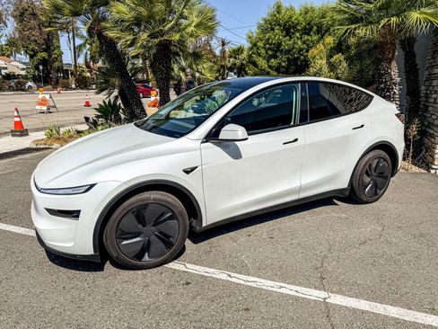 Used 2026 Tesla Model Y 2WD image 6