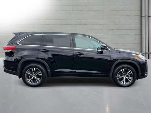 Used 2018 Toyota Highlander LE AWD/4WD image 5