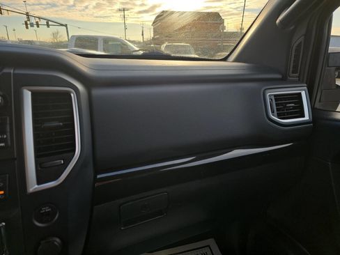 Used 2018 Nissan Titan XD image 37