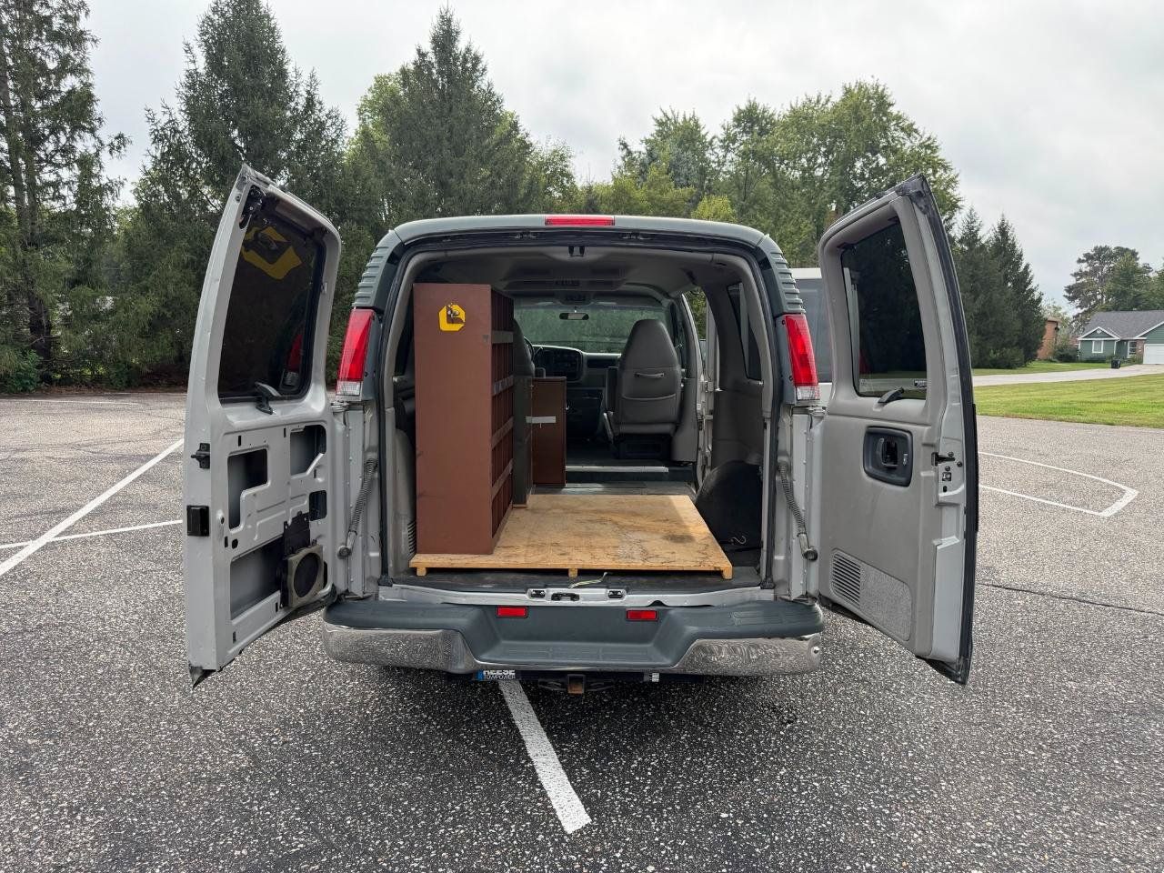Used 1998 Chevrolet Express 2500 Passenger w/ Preferred Equipment Group RWD image 9