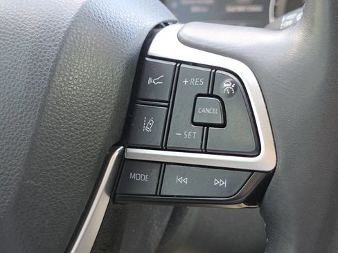 Used 2022 Toyota Highlander XLE AWD/4WD image 27