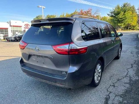 Used 2017 Toyota Sienna LE image 4