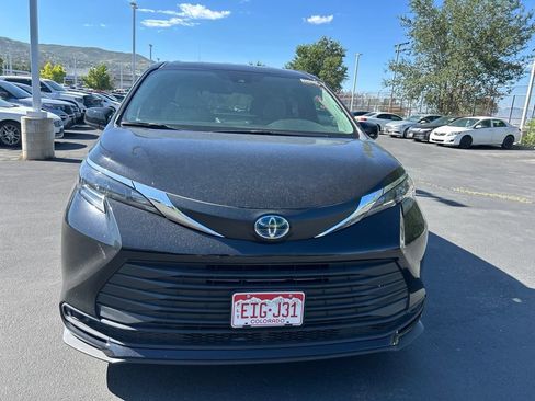 Used 2025 Toyota Sienna LE FWD image 4