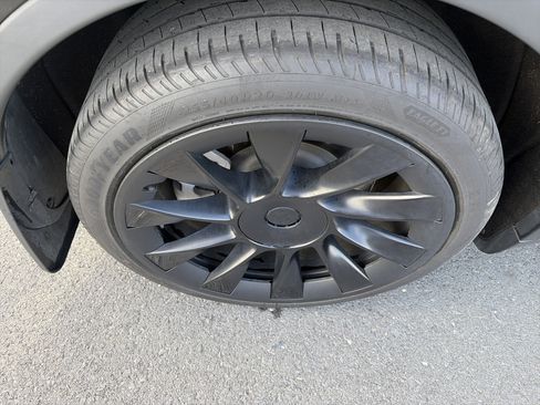 Used 2021 Tesla Model Y Long Range image 16