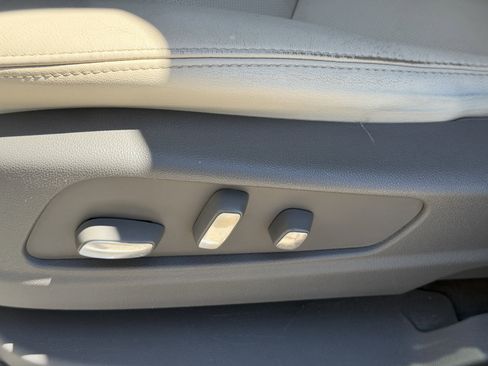 Used 2018 Cadillac XT5 Luxury w/ Driver Awareness Package image 19