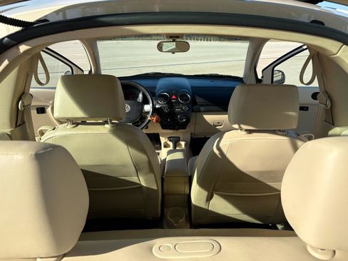 Used 2009 Volkswagen Beetle 2dr COUPE image 24