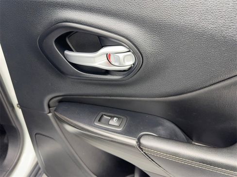 Used 2016 Jeep Cherokee Limited image 44