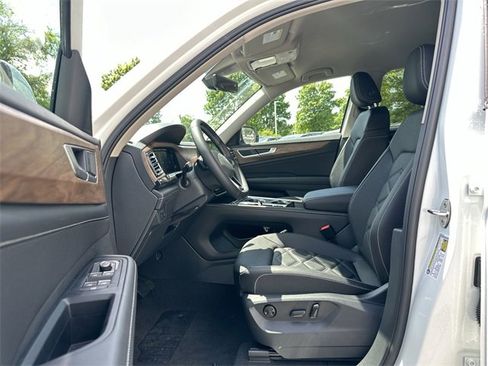 New 2025 Volkswagen Atlas SE image 12