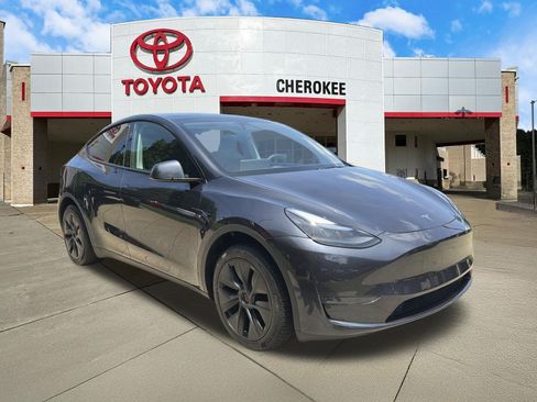 Used 2025 Tesla Model Y Long Range RWD image 3