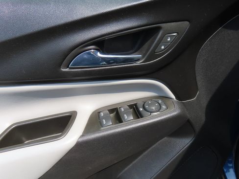Used 2023 Chevrolet Equinox LS FWD image 11