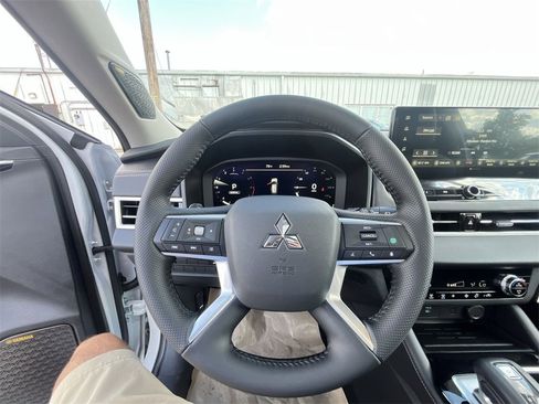 New 2025 Mitsubishi Outlander SE image 14