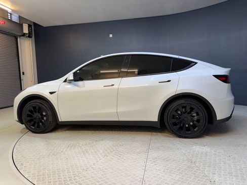 Used 2023 Tesla Model Y 2WD image 2