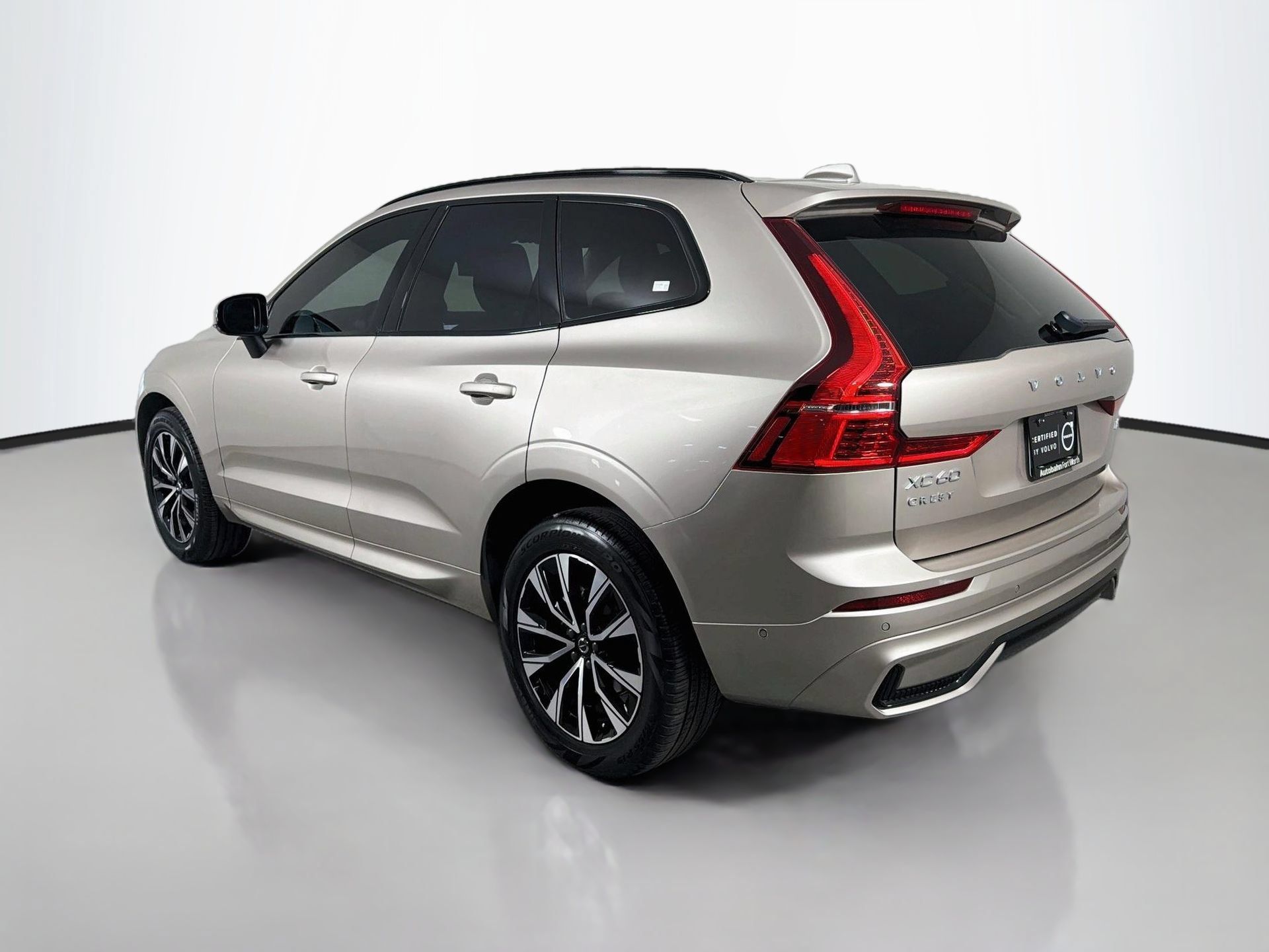 Certified 2024 Volvo XC60 B5 Plus AWD/4WD image 8