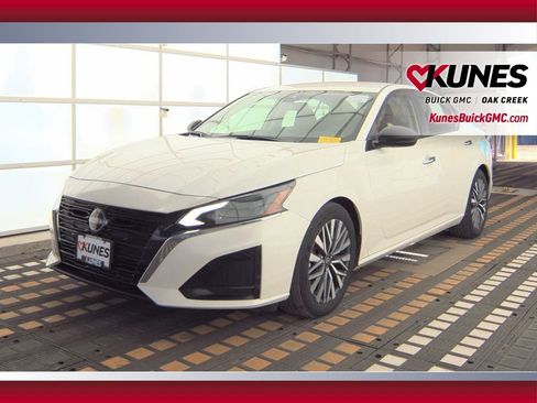Used 2024 Nissan Altima 2.5 SV image 14