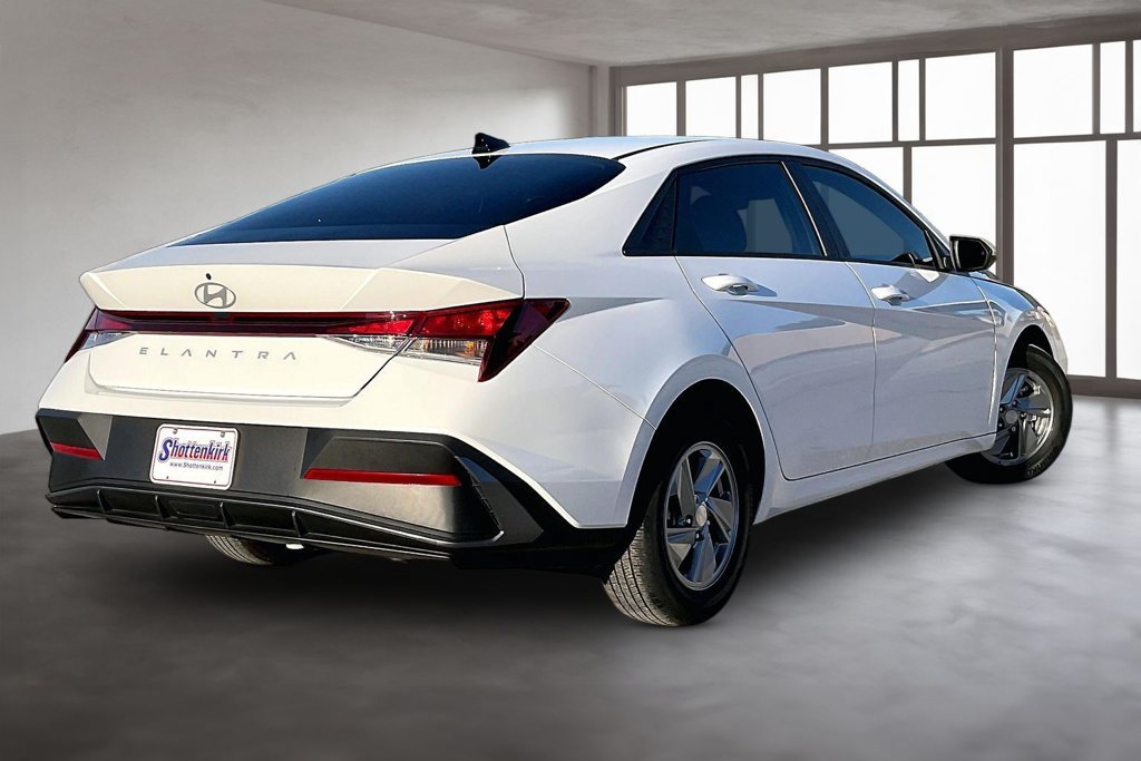 Used 2024 Hyundai Elantra SE FWD image 6