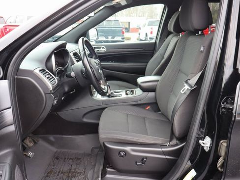 Used 2019 Jeep Grand Cherokee Laredo image 4