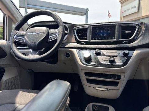 Used 2020 Chrysler Voyager L image 28