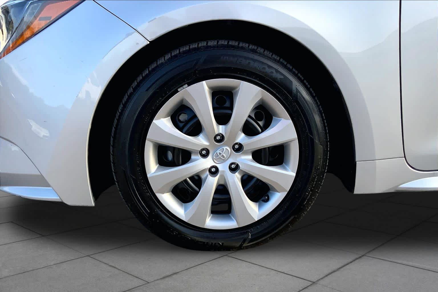 Used 2025 Toyota Corolla LE FWD image 11