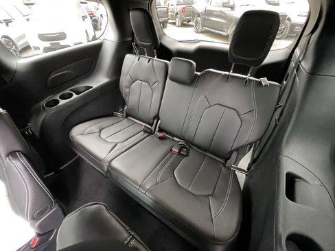 New 2026 Chrysler Pacifica Select AWD/4WD image 22