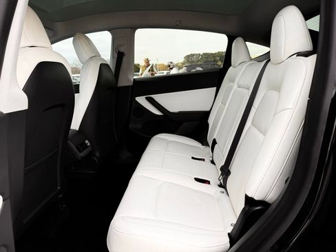 Used 2020 Tesla Model Y Long Range image 16