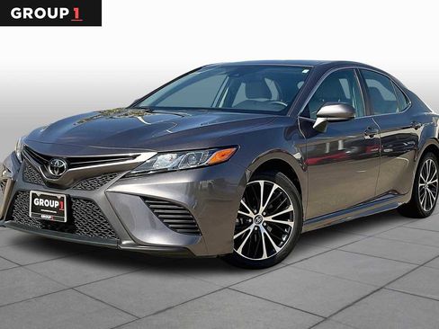 Used 2020 Toyota Camry SE image 1