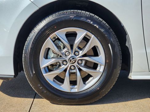 Used 2023 Toyota Sienna XLE image 14