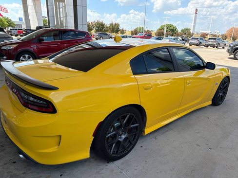 Used 2017 Dodge Charger R/T Scat Pack w/ Beats Audio Group RWD image 17