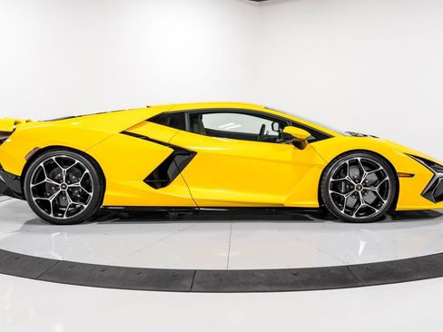 Used 2024 Lamborghini Revuelto image 2