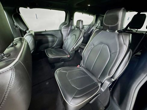 Used 2025 Chrysler Pacifica Limited FWD image 25