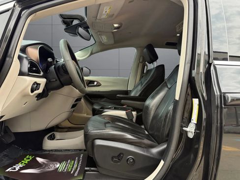 Used 2019 Chrysler Pacifica Touring-L FWD image 16