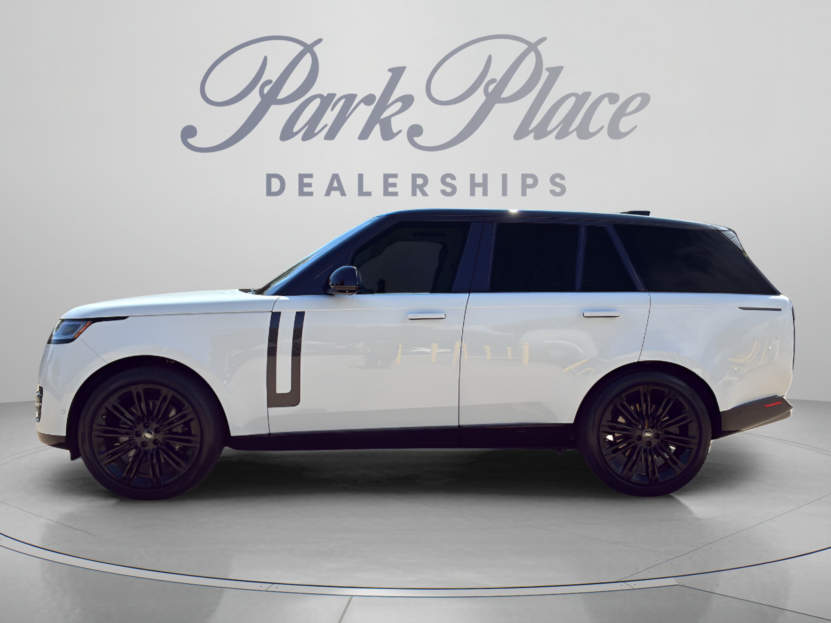 Used 2023 Land Rover Range Rover SE AWD/4WD image 2