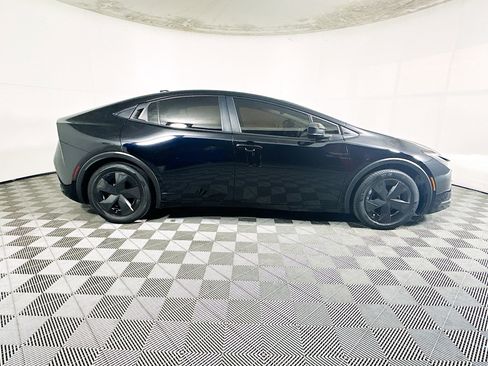 Used 2024 Toyota Prius LE FWD image 2