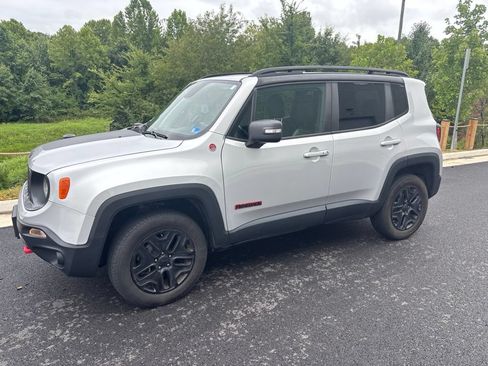 Used 2018 Jeep Renegade Trailhawk AWD/4WD image 2