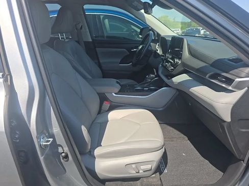 Used 2023 Toyota Highlander XLE FWD image 13