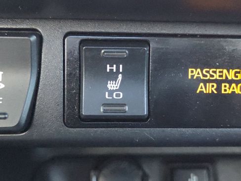 Used 2021 Toyota RAV4 XLE Premium image 5