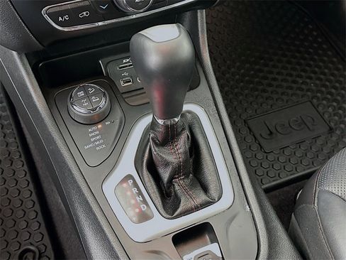 Used 2018 Jeep Cherokee Trailhawk w/ Quick Order Package 27L image 19