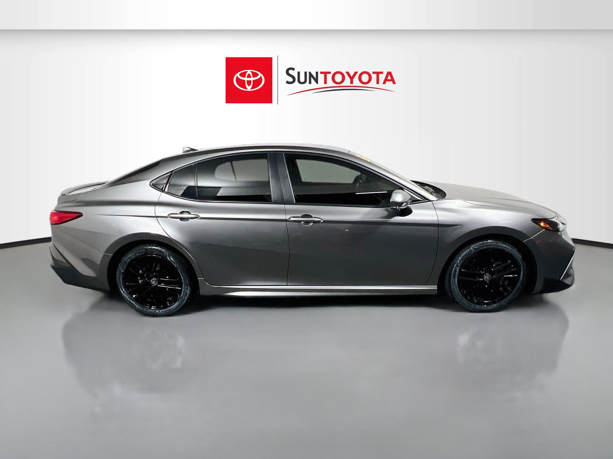 Used 2025 Toyota Camry SE w/ Convenience Package FWD image 2