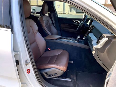 Used 2018 Volvo XC60 T6 Momentum w/ Convenience Package AWD/4WD image 9